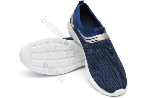 一副关于蓝色像运动家的鞋子为男人