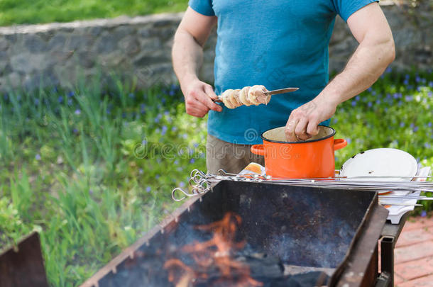 男人接下油管肉向一串肉杆