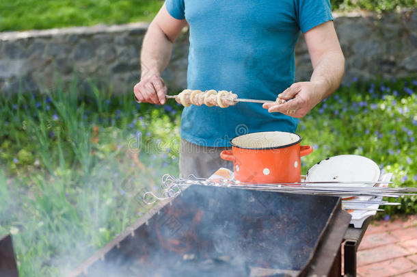 男人接下油管<strong>肉</strong>向一<strong>串肉</strong>杆