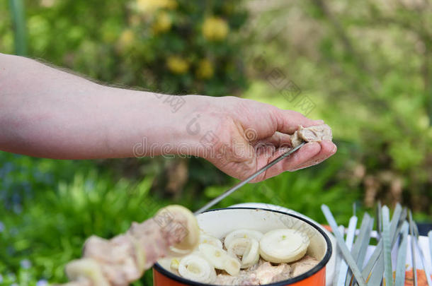 男人接下油管肉向一串肉杆