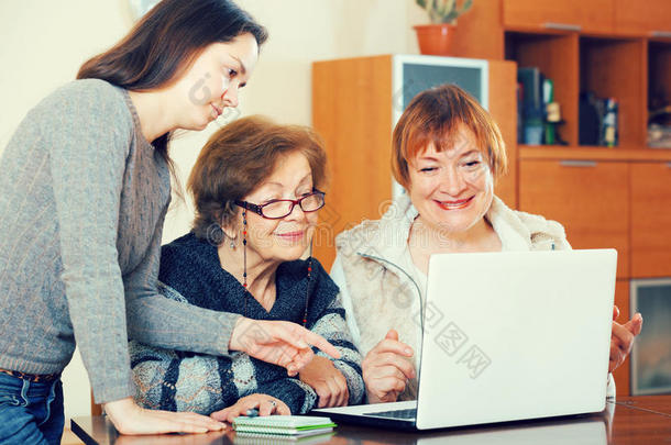 领取退休、养老金或抚恤金的人和相关的工作的向便携式电脑
