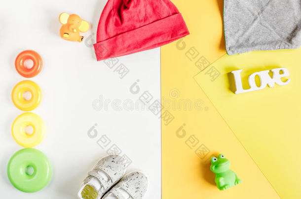 小孩书桌设计和玩具和衣服黄色的白色的背景英语字母表的第20个字母