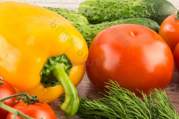 黄瓜,樱桃番茄,黄色的钟胡椒和小茴香.素食主义者
