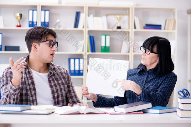 指已提到的人年幼的学生和教师在的时候<strong>当家</strong>庭教师教训