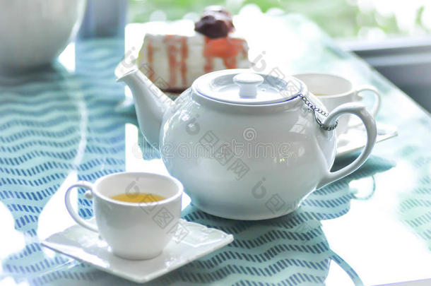 茶水杯子,茶水罐和蛋糕