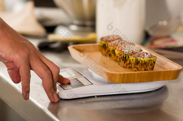 有用的食物规模数字的向金属的背景