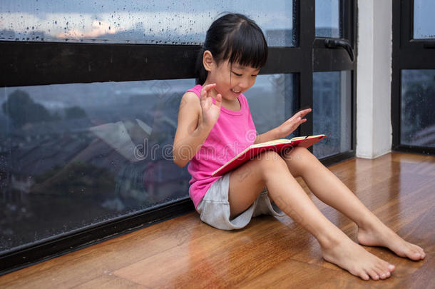 亚洲人小的中国人女孩阅读一书ne一r指已提到的人窗