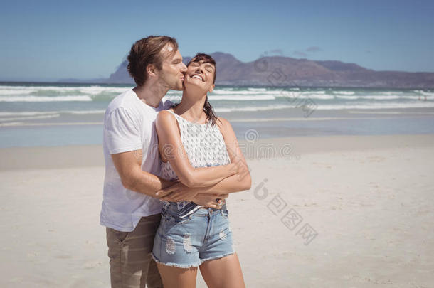年幼的<strong>男人接吻</strong>的wo<strong>男人</strong>在海滩
