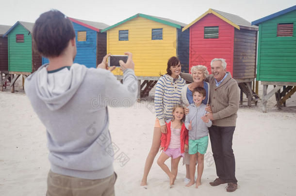 男人摄影家庭在海滩