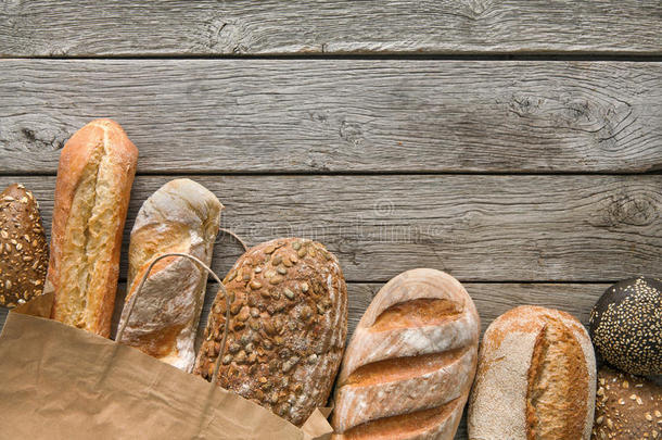 面包面包房背景.棕色的和白色的小麦谷物大块烤过的食物比较两个或多个文件