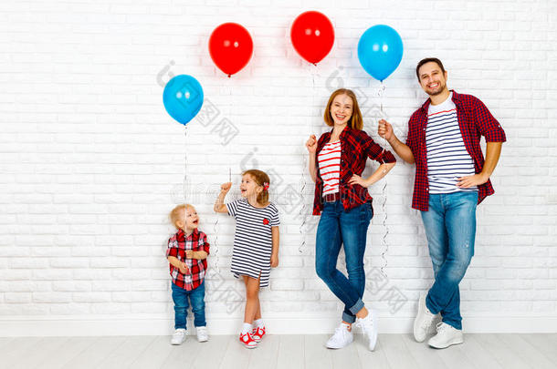 幸福的家庭和气球.母亲,父亲,儿子,女儿向一where哪里
