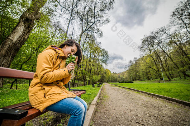 年幼的幸福的女人幸福的微笑的享有春季夏一天