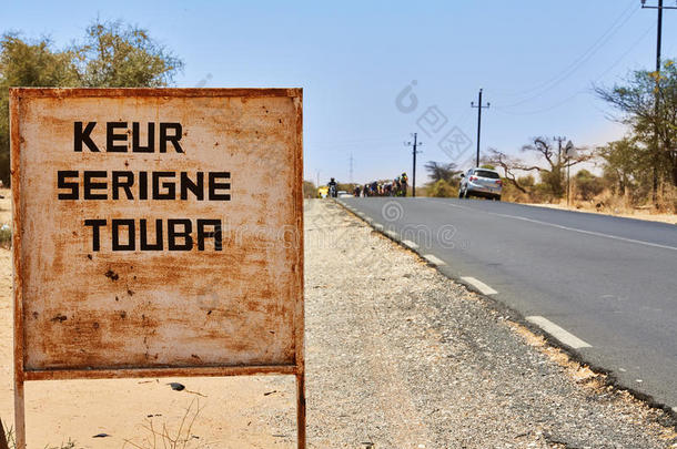 指示牌向向uba采用塞内加尔,背景模糊的沙漠风景