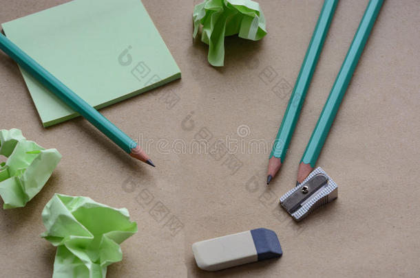 铅笔,卷<strong>笔刀</strong>,橡皮擦,有背胶的标签,棕色的纸和摺皱的