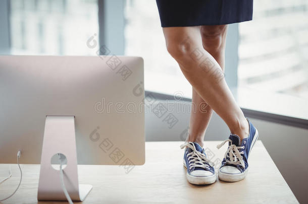 女人采用帆布鞋子stand采用g向办公室表