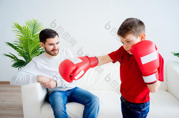 父亲和儿子<strong>拳击</strong>