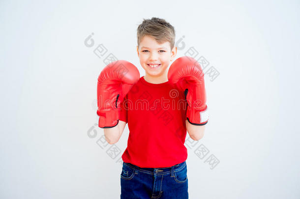小孩和<strong>拳击拳击</strong>手套