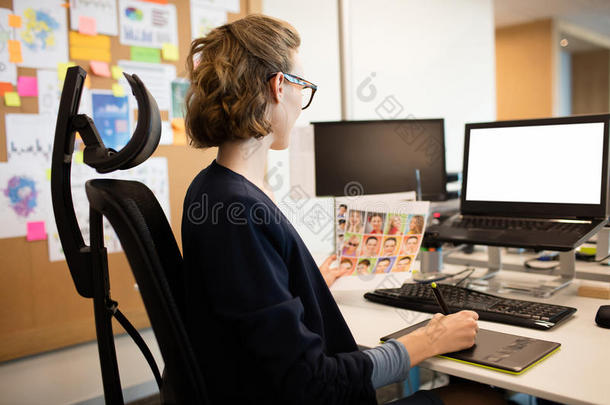 女商人工作的向数字转换器在书桌