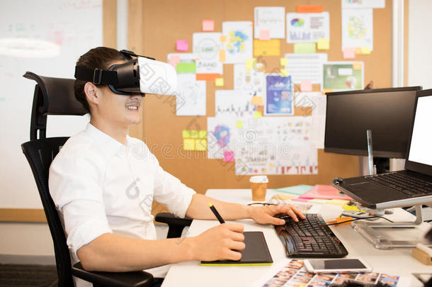 设计师使用数字转换器和VirtualReality虚拟现实眼镜在期间工作的
