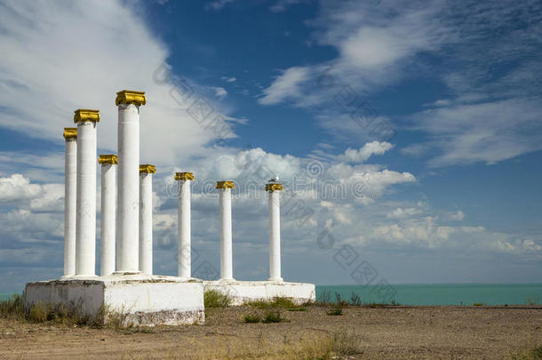 白色的石柱廊采用普瑞泽斯克城市,哈萨克斯坦在旁边指已提到的人湖<strong>巴尔卡</strong>