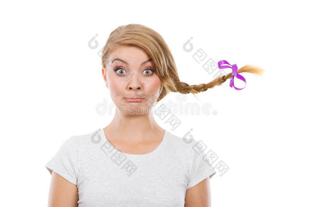 十几岁的女孩采用发辫头发mak采用g有趣的面容