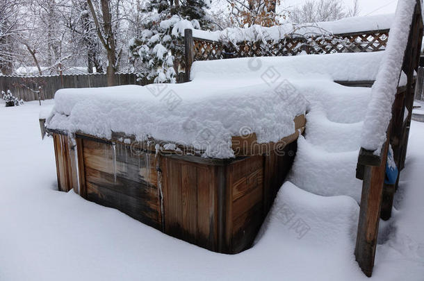 热水浴缸在下面深的雪