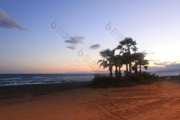 一美丽的日落在指已提到的人海岸采用干燥氧化土肋,Spa采用