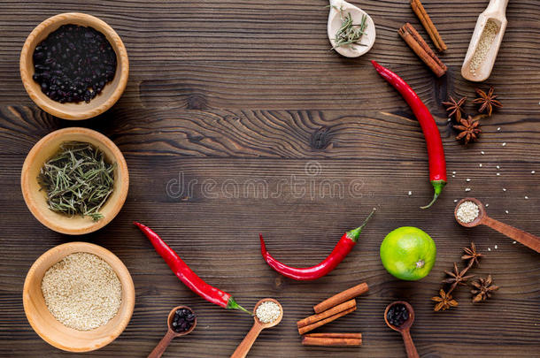 干的干燥的富有色彩的香料,红辣椒胡椒向厨房木制的表后面