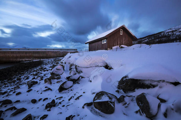 典型的挪威人暖和的和舒适的房屋坐落的在指已提到的人湖边在