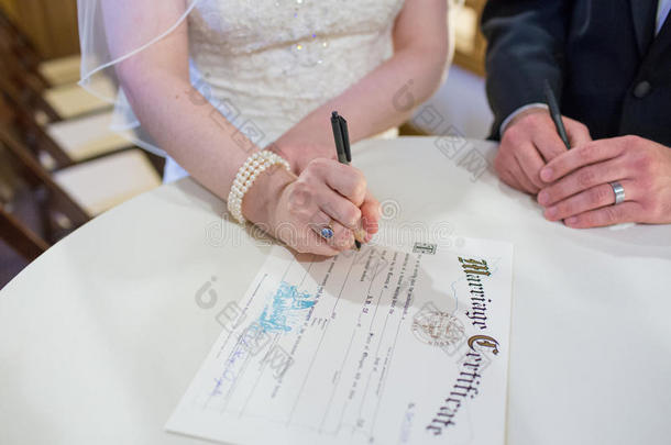 新娘和使整洁符号婚礼同意