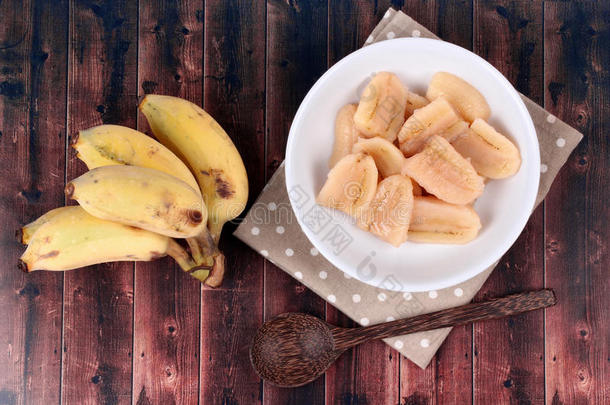 喝醉的香蕉采用糖浆和<strong>整体</strong>关于香蕉.