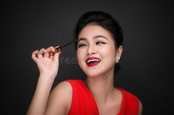 做-在上面和美容品观念.亚洲人女人做她make在上面眼线