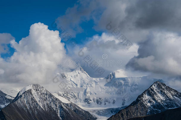 被雪困住的山山峰采用一密集的云