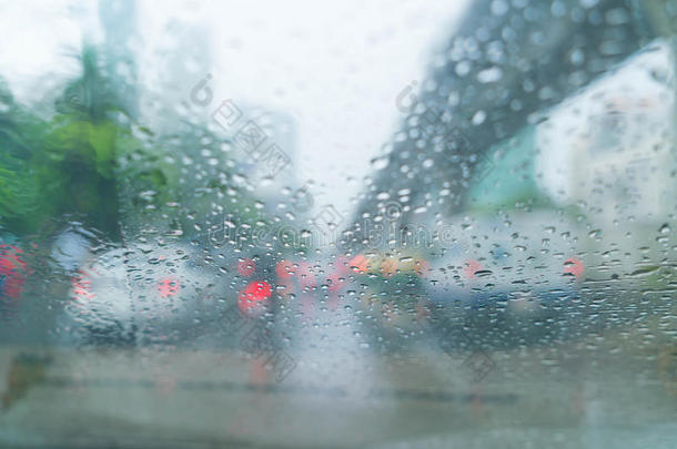 雨落下向汽车玻璃
