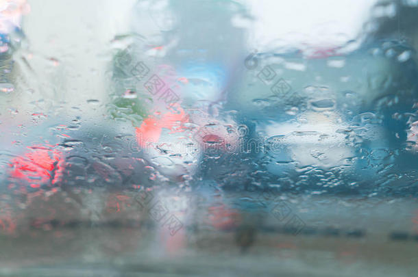 雨落下向<strong>汽车玻璃</strong>