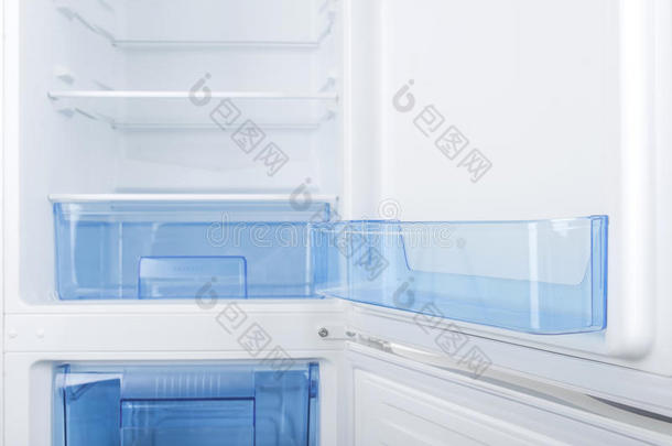 白色的冰箱隔离的向白色的背景