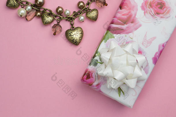 背景和金心和<strong>珍珠项链</strong>,有包装的玫瑰赠品