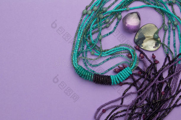 <strong>紫</strong>色的背景和小珠子,母亲关于珍珠心和<strong>紫</strong>蓝色宝石