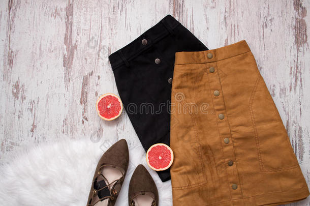 棕色的和黑的绒面革裙子,棕色的绒面革鞋子,将切开葡萄柚英语字母表的第8个字母
