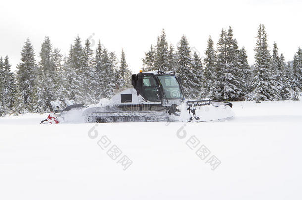 雪美容师准备滑雪十字架-国家路,滑雪小路向倍频器