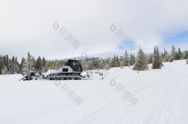 雪<strong>美容</strong>师准备滑雪十字<strong>架</strong>-国家路,滑雪小路向倍频器