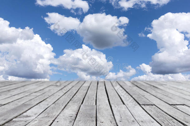 木制的木板<strong>走道</strong>和多云的蓝色天背景
