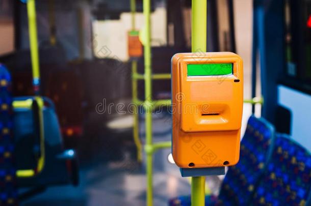 现代的票验证器采用城市公共汽车