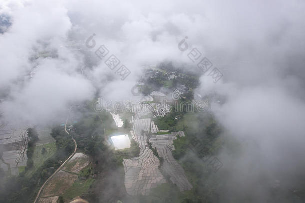 空气的看法关于村民风景和河越过云采用城镇