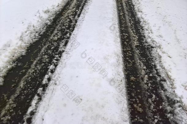 雪路踪迹