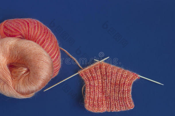 编结物针和桔子多色富有色彩的马海毛软的暖和的