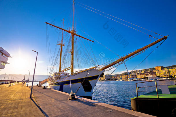 木制的小船采用里耶卡海滨海港