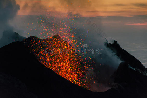 喷发关于火山边缘<strong>之恋</strong>在日落