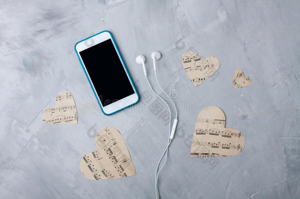 平坦的音乐作品智能手机或可移动的电话,纸听到