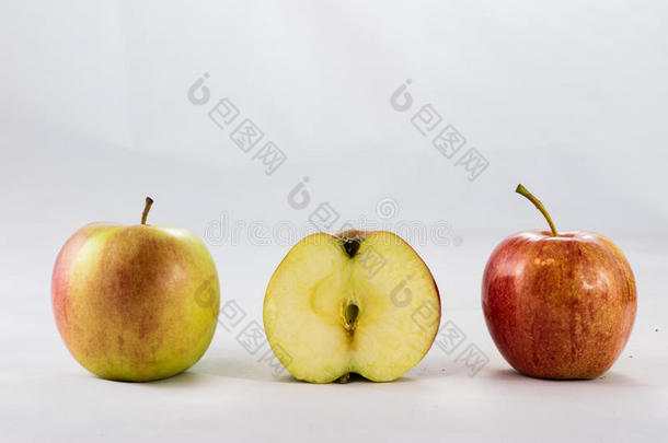 美味的,美味的成熟的苹果向一白色的b一ckground